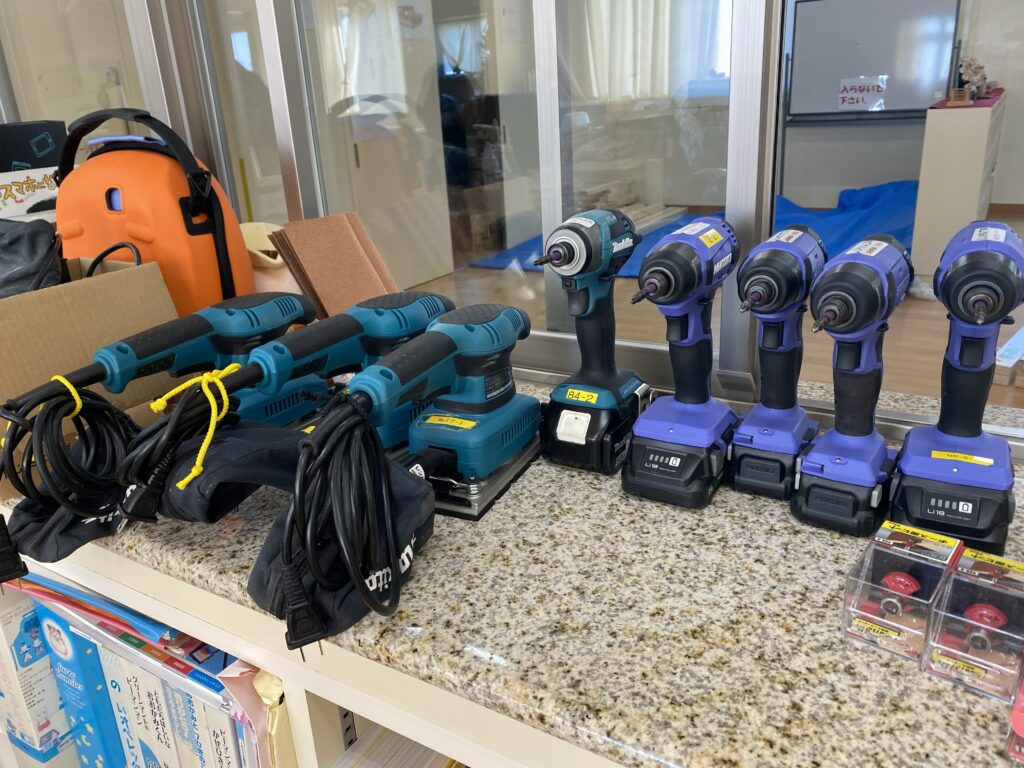 『想像と現実』を現場ですり合わせる。卒園記念製作のレゴテーブルとコーナー仕切り作り　