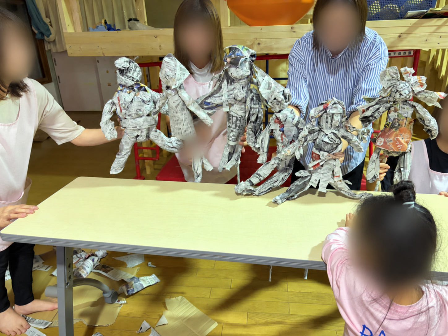 写真4:ゆうし小規模保育園/新聞紙・ダンボール遊び