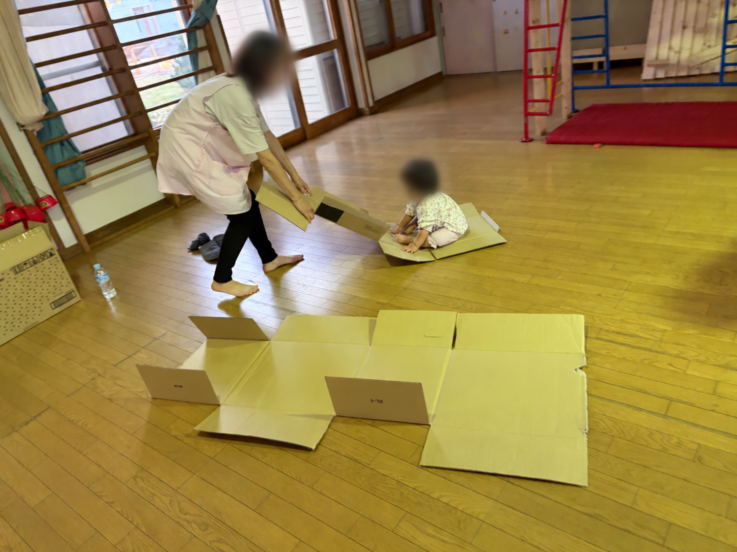 写真5:ゆうし小規模保育園/新聞紙・ダンボール遊び