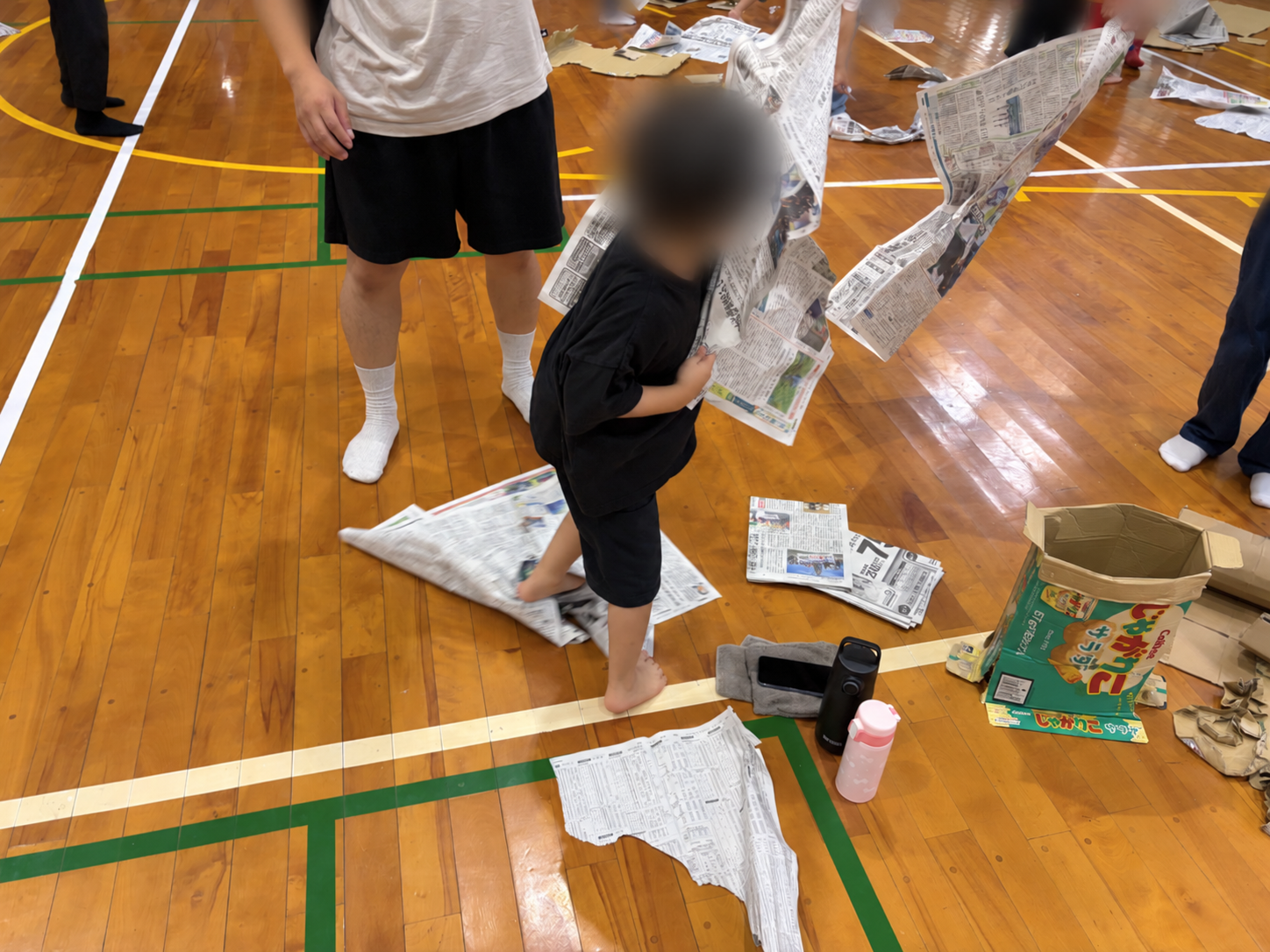 写真6:レイモンドあしびなー保育園/新聞紙・ダンボール遊び