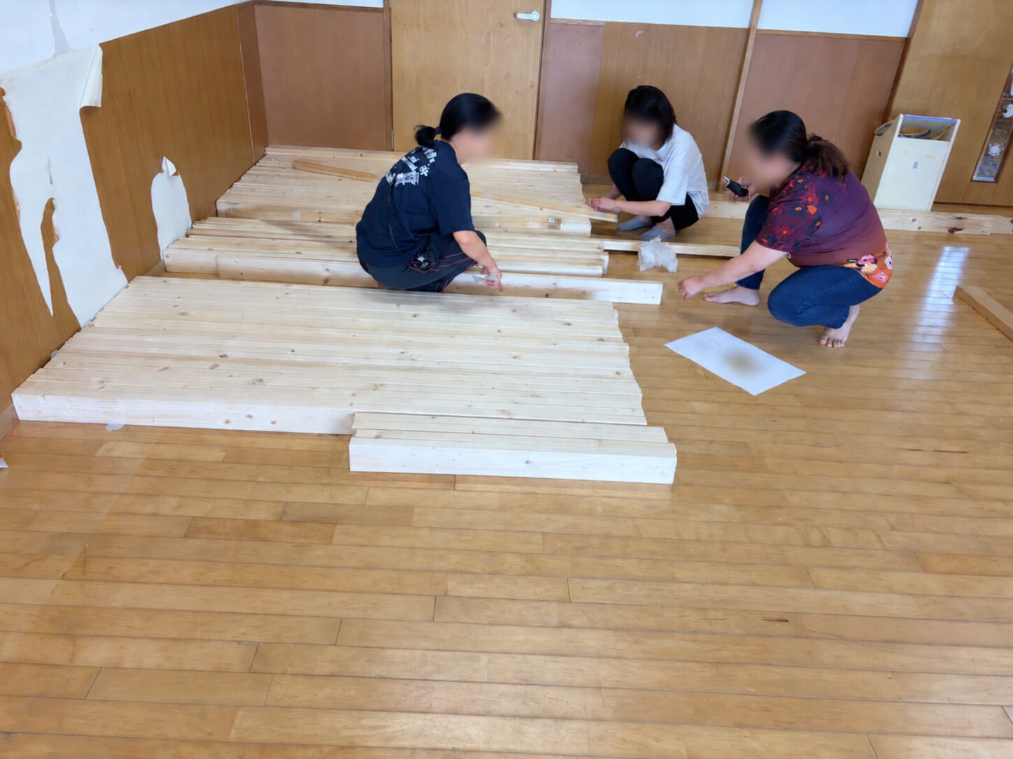 木材を前に、環境づくりを進める。