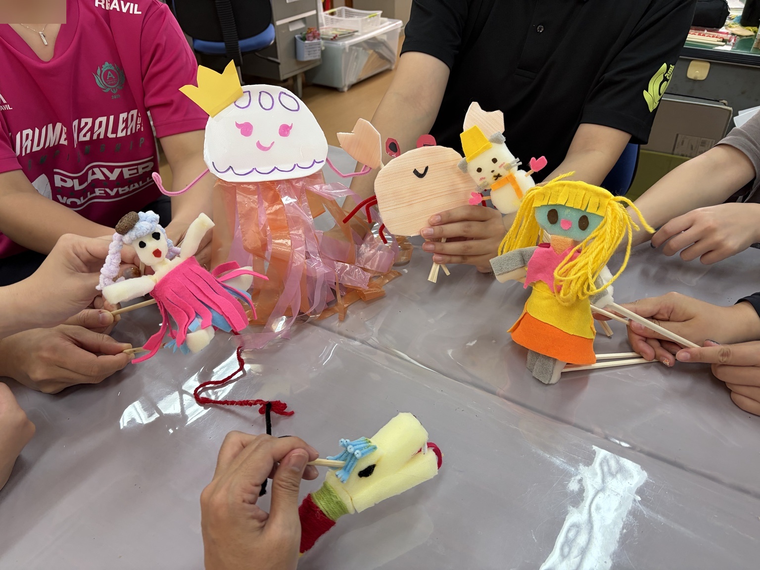 保育者が制作した人形を使い、即席の掛け合いをする保育者カンファレンス。