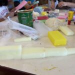 人形づくりの素材と、制作中の様子。午前中の活動より。