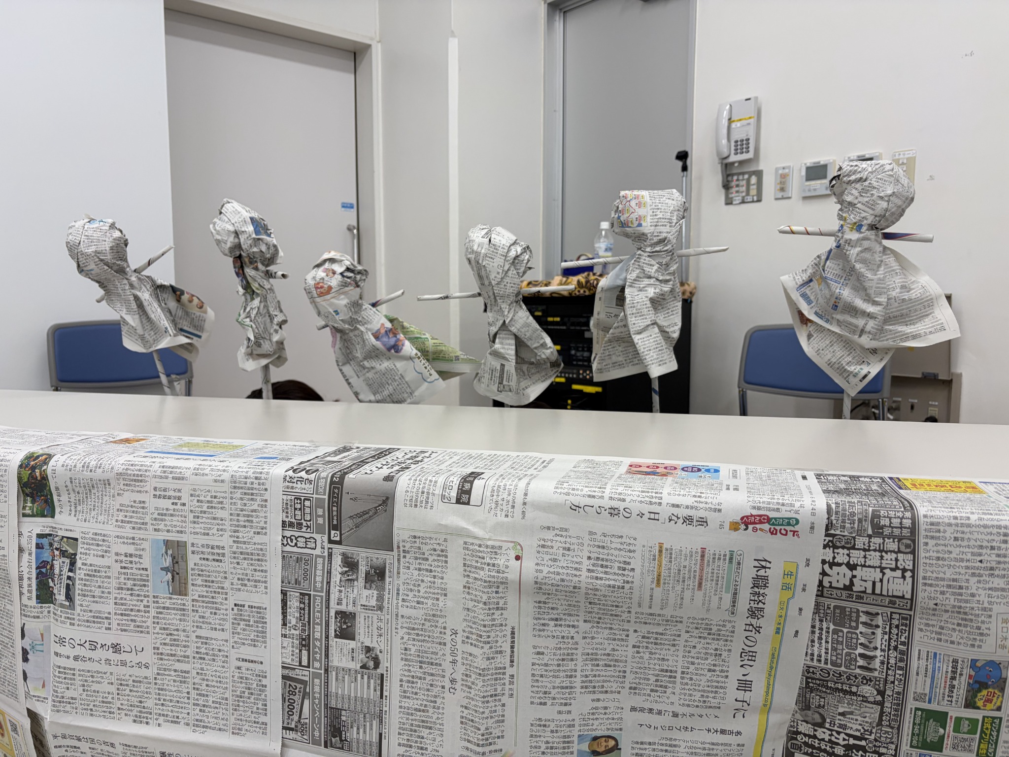 新聞紙を丸めたり組み合わせたりしてつくった、さまざまな人形