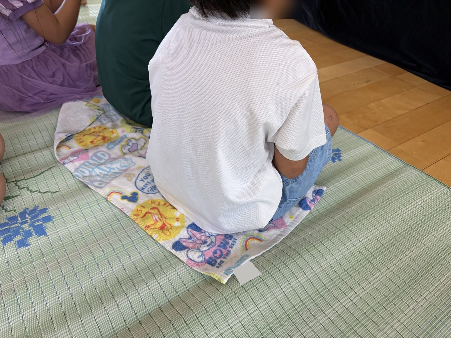 自分たちでタオルを敷いて、観る場所を取るこどもたち。