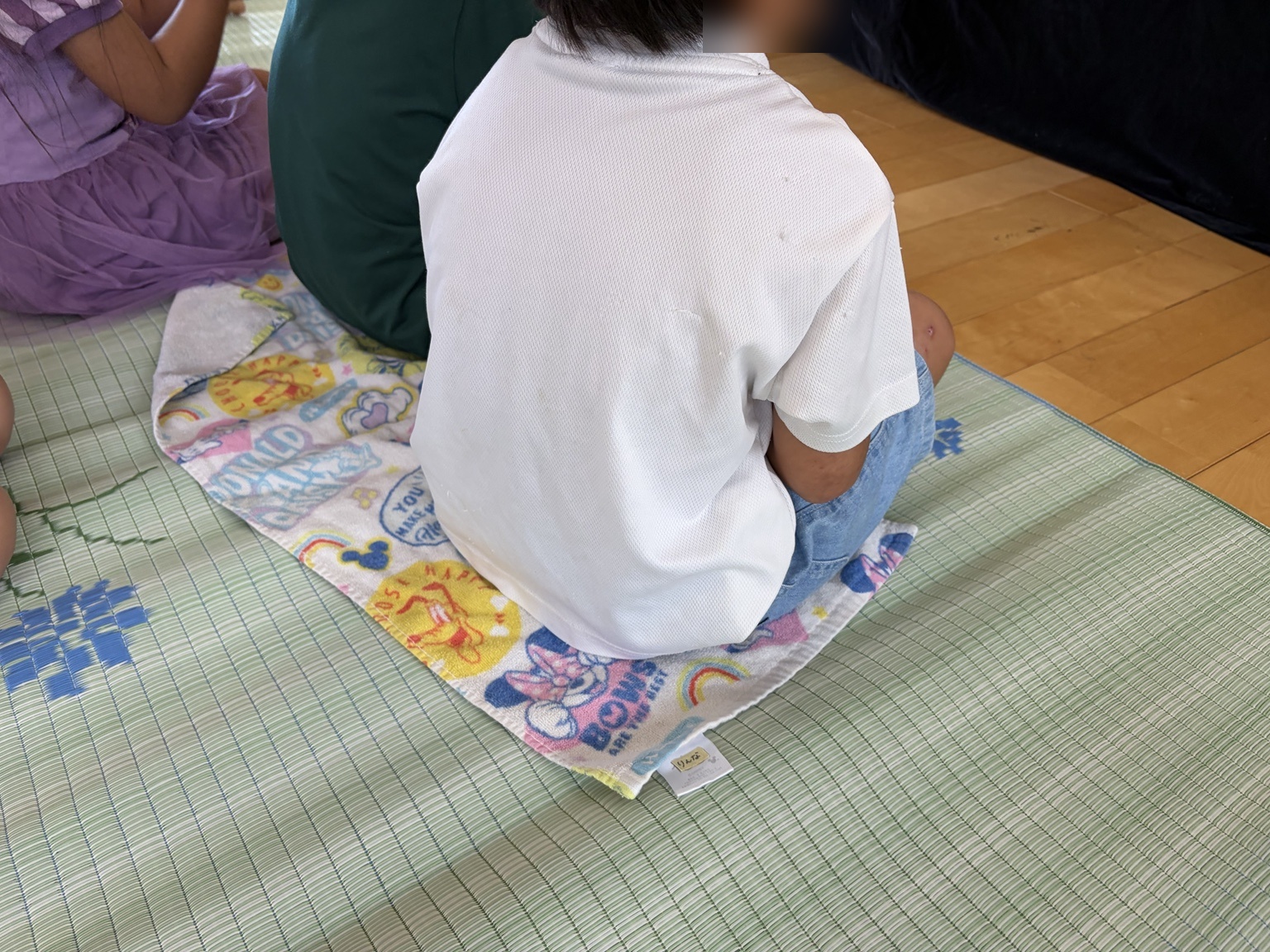 自分たちでタオルを敷いて、観る場所を取るこどもたち。